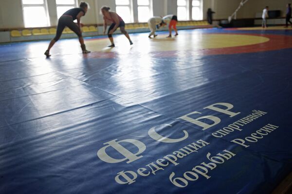 Спортсменки женской сборной РФ по вольной борьбе на тренировке