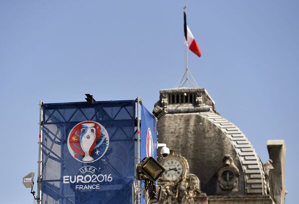 Открытие фан-зоны чемпионата Европы по футболу перед Эйфелевой башней в Париже