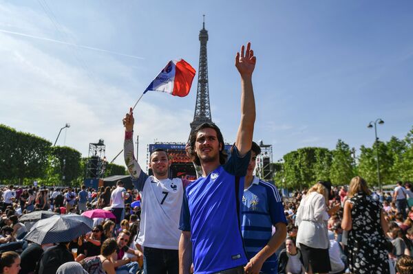 Болельщики в фан-зоне чемпионата Европы по футболу 2016 перед Эйфелевой башней в Париже