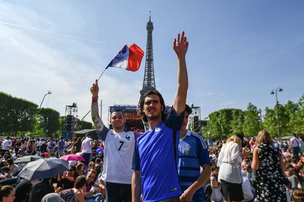 Болельщики в фан-зоне чемпионата Европы по футболу перед Эйфелевой башней в Париже
