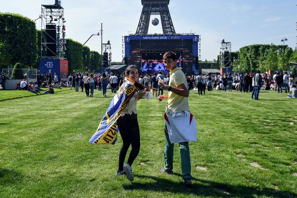 Болельщики в фан-зоне чемпионата Европы по футболу перед Эйфелевой башней в Париже
