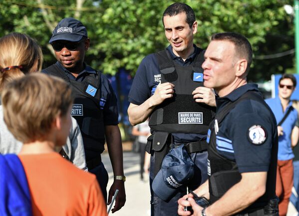 Сотрудники полиции в фан-зоне чемпионата Европы по футболу перед Эйфелевой башней в Париже