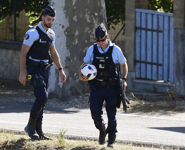 Сотрудники полиции, обеспечивающие безопасность на Евро-2016
