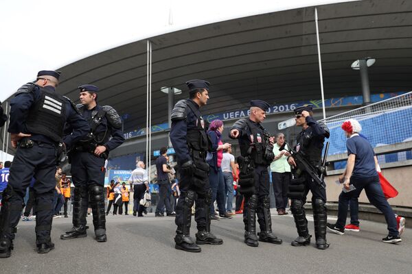 Представители полиции около стадиона Стад де Франс