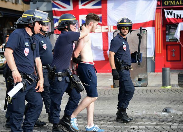 Французская полиция и болельщик сборной Англии