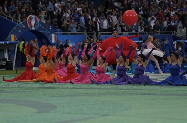 Участницы церемонии открытия чемпионата Европы по футболу - 2016 на стадионе Стад де Франс