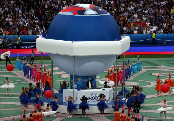 Диджей Дэвид Гетта (в центре) на церемонии открытия чемпионата Европы по футболу - 2016 на стадионе Стад де Франс
