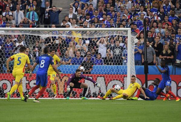Игровой момент матча группового этапа чемпионата Европы по футболу - 2016 Франция - Румыния
