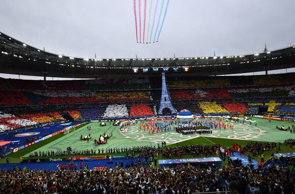 Авиашоу во время церемонии открытия чемпионата Европы по футболу - 2016 на стадионе Стад де Франс