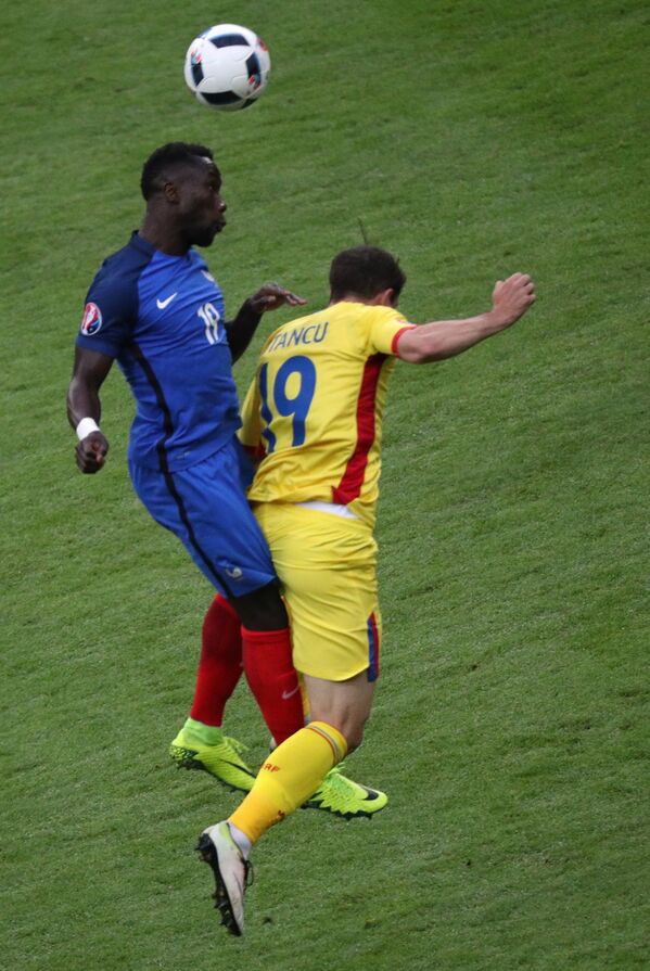 Защитник сборной Франции Бакари Санья (слева) и форвард сборной Румынии Богдан Станку