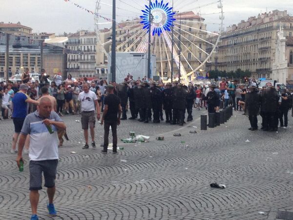 Столкновения между французской полицией и английскими болельщиками в Марселе