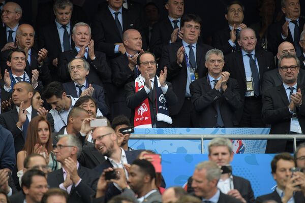 Премьер-министр Франции Мануэль Вальс (слева), президент Франции Франсуа Олланд (в центре), вице-президент УЕФА Анхель Мария Вильяр (второй справа)