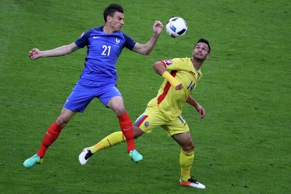 Защитник сборной Франции Лоран Косельни (слева) и форврад сборной Румынии Флорин Андоне