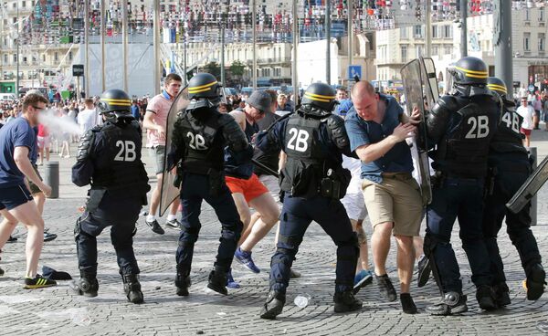 Россияне во время беспорядков в Старом порту Марселя перед матчем чемпионата Европы по футболу между сборными России и Англии