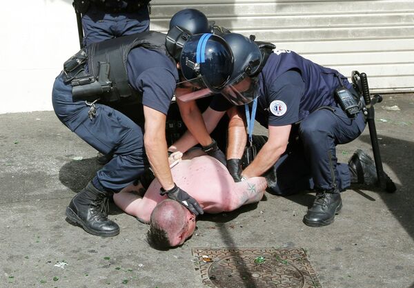 Задержание одного из болельщиков во время беспорядков в Старом порту Марселя