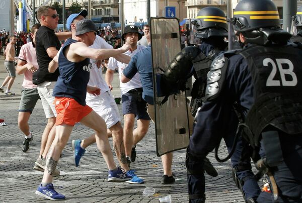 Болельщики во время столкновений с сотрудниками французской полиции в Старом порту Марселя