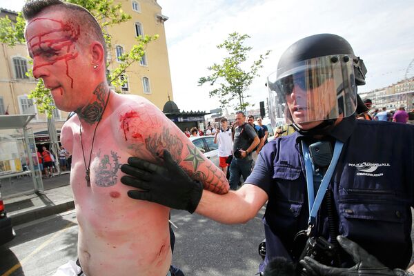 Задержание болельщика во время беспорядков в Старом порту Марселя