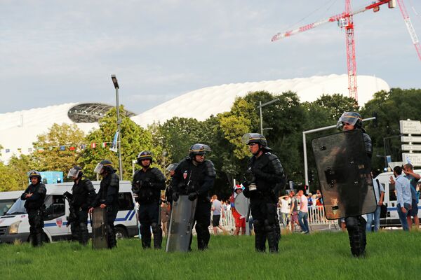 Полиция Марселя у стадиона Велодром