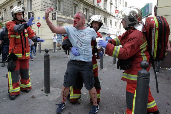 Английский болельщик во время беспорядков в Марселе