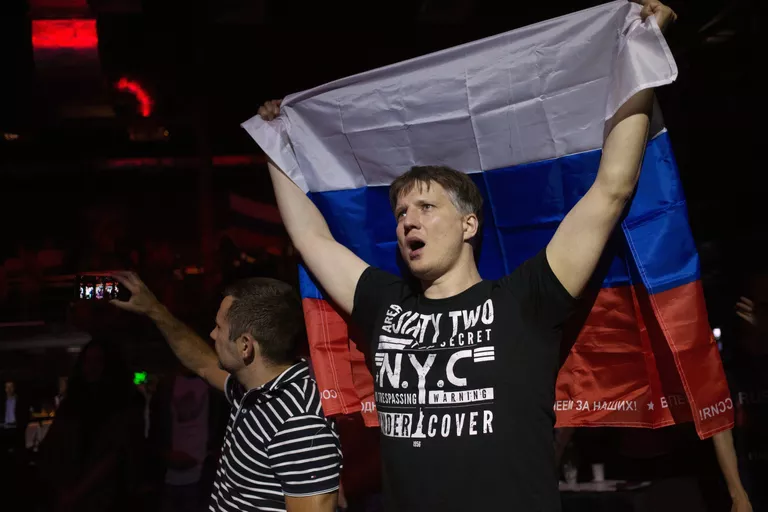 Российский болельщик во время просмотра трансляции матча группового этапа чемпионата Европы по футболу Англия - Россия Российский болельщик во время просмотра трансляции матча группового этапа чемпионата Европы по футболу Англия - Россия