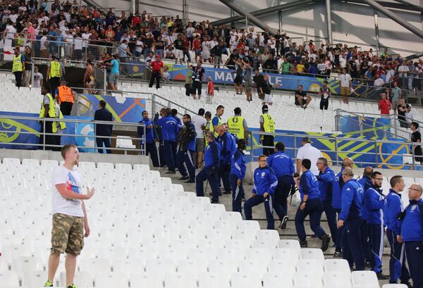 Сотрудники полиции на трибунах во время вывода болельщиков со стадиона после матча группового этапа чемпионата Европы по футболу - 2016 между сборными командами Англии и России