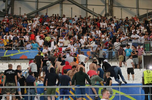 Болельщики на трибунах после матча группового этапа чемпионата Европы-2016 по футболу между сборными Англии и России Болельщики на трибунах после матча группового этапа чемпионата Европы-2016 по футболу между сборными Англии и России