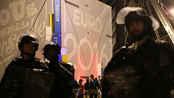 Полицейские во время беспорядков на одной из улиц Марселя