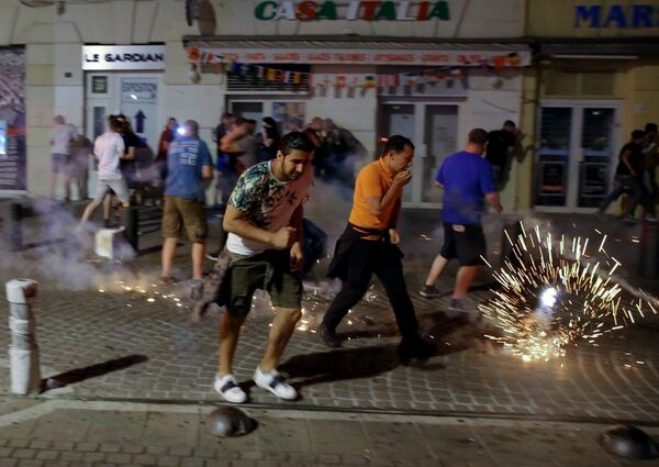Болельщики во время беспорядков в Марселе после матча сборных России и Англии на Евро-2016