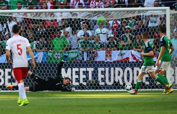 Игровой момент матча группового этапа чемпионата Европы по футболу - 2016 Польша - Северная Ирландия