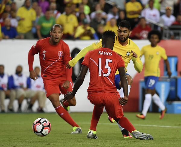 Игровой момент матча Бразилия - Перу на Кубке Америки-2016