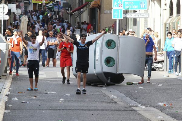 Фанаты английской сборной во время беспорядков в Марселе