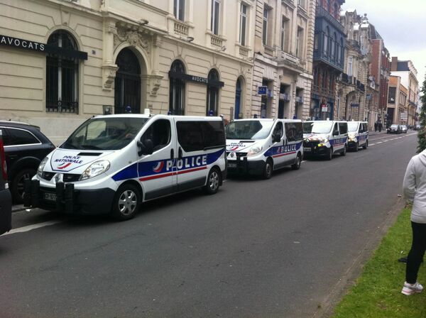 Автомобили французской полиции около отеля в пригороде Лилля