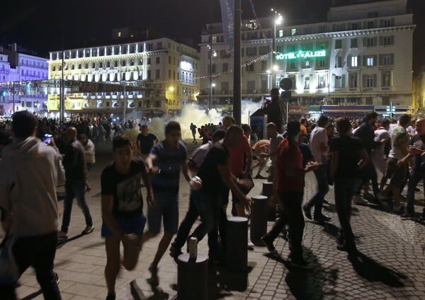 Болельщики во время беспорядков в Марселе
