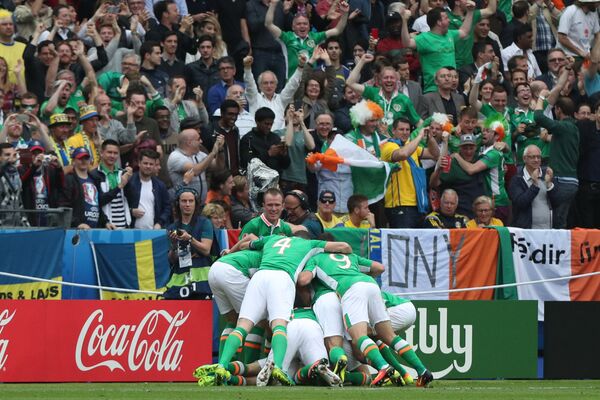 Футболисты сборной Ирландии радуются забитому мячу