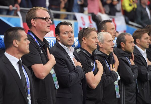Главный тренер сборной Бельгии Марк Вильмотс (третий слева) во время исполнения государственного гимна