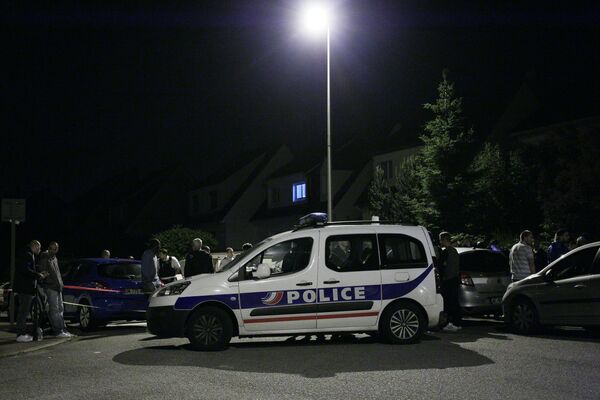 На месте убийства полицейского под Парижем