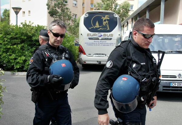 Французская полиция и болельщики сборной России по футболу