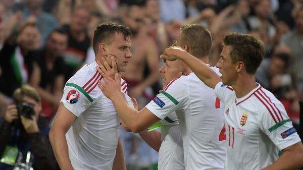 Футболисты сборной Венгрии радуются забитому мячу Адама Салаи (крайний слева)