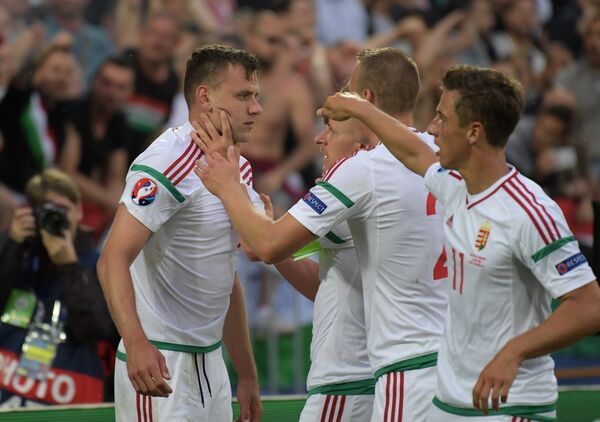 Футболисты сборной Венгрии радуются забитому мячу Адама Салаи (крайний слева)
