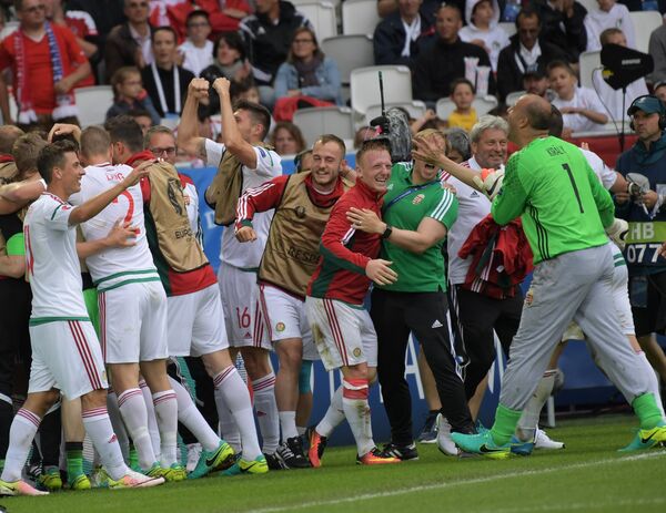 Футболисты сборной Венгрии радуются забитому мячу