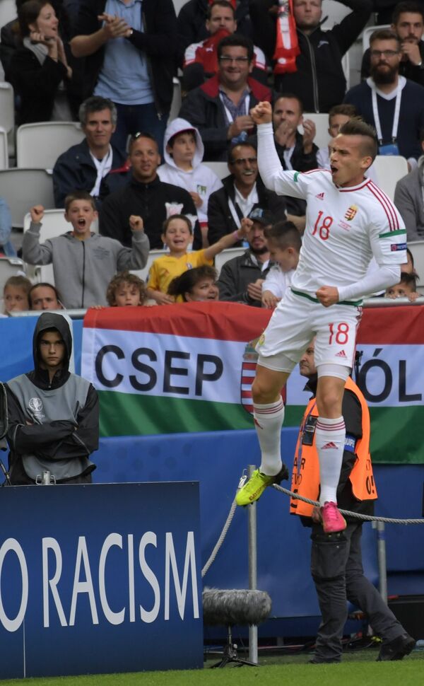 Полузащитник сборной Венгрии Золтан Штьебер радуется забитому мячу
