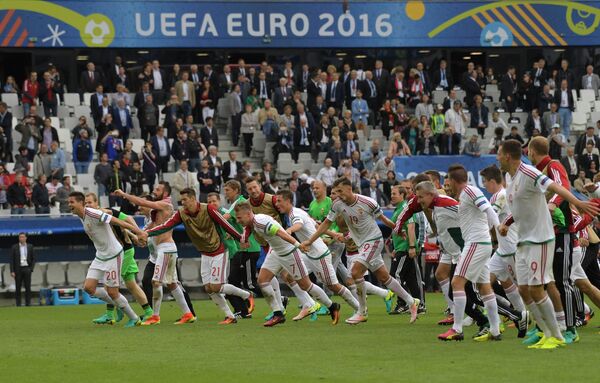 Футболисты сборной Венгрии радуются победе