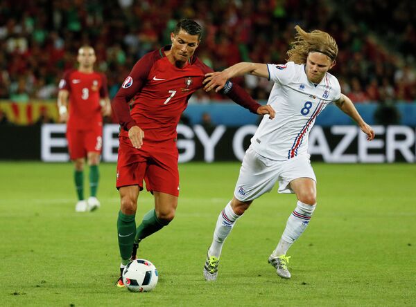 Игровой момент сборных Португалии и Исландии
