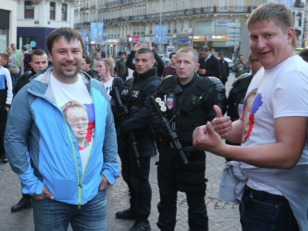 Сотрудники полиции (в центре) и российские болельщики