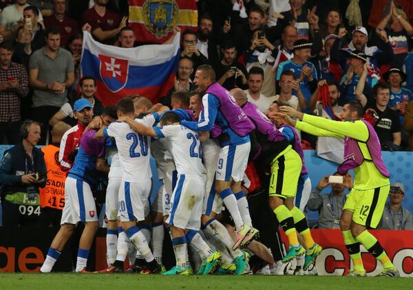 Футболисты сборной Словакии радуются забитому мячу
