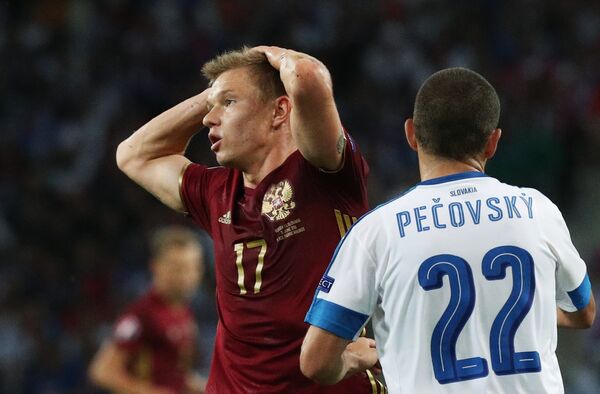 Полузащитник сборной России Олег Шатов (слева) после пропущенного гола
