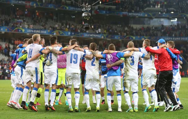 Футболисты сборной Словакии радуются победе