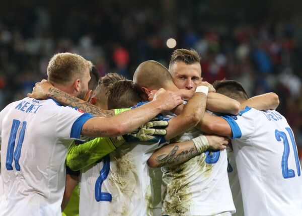 Футболисты сборной Словакии радуются победе