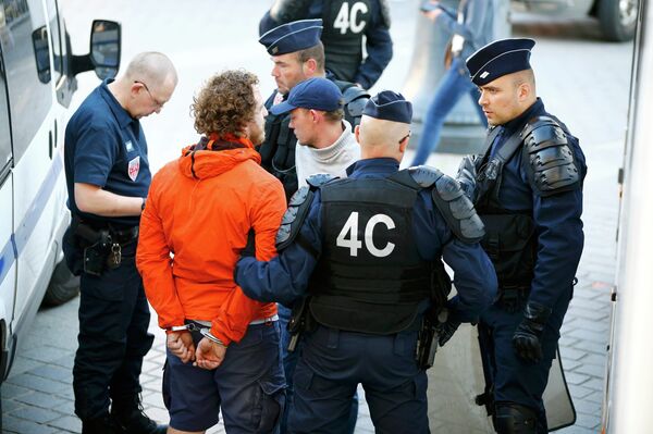 Сотрудники полиции задерживают российского болельщика в Лилле