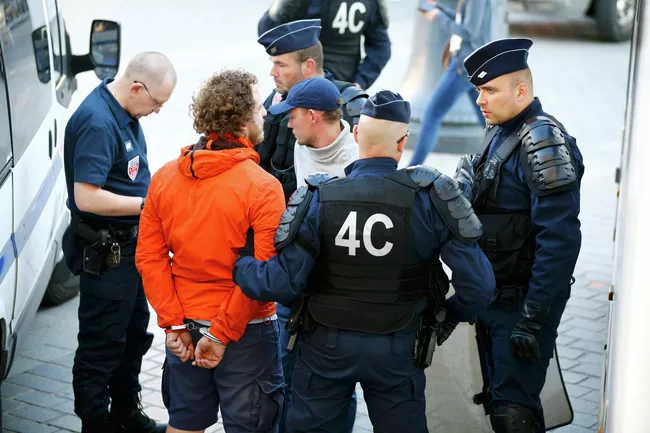 Сотрудники полиции задерживают российского болельщика в Лилле